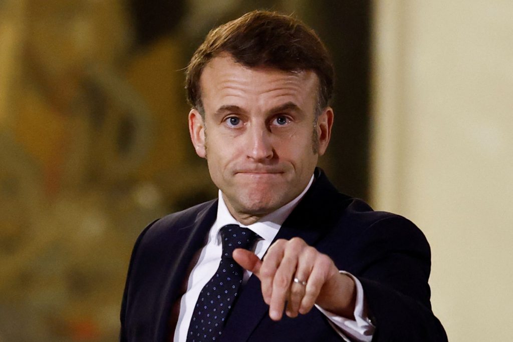Μακρόν: Εξετάζει το ενδεχόμενο των πρόωρων εκλογών, σύμφωνα με το Bloomberg