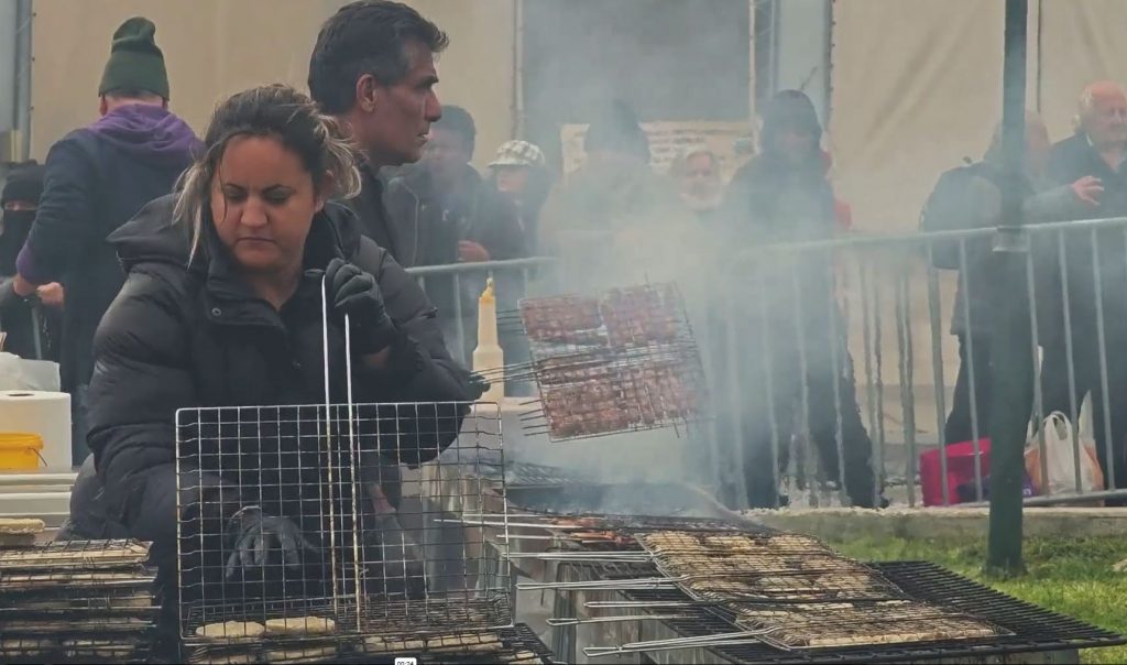 Τσικνοπέμπτη – Βαρβάκειος: Ουρές για το παραδοσιακό τσίκνισμα