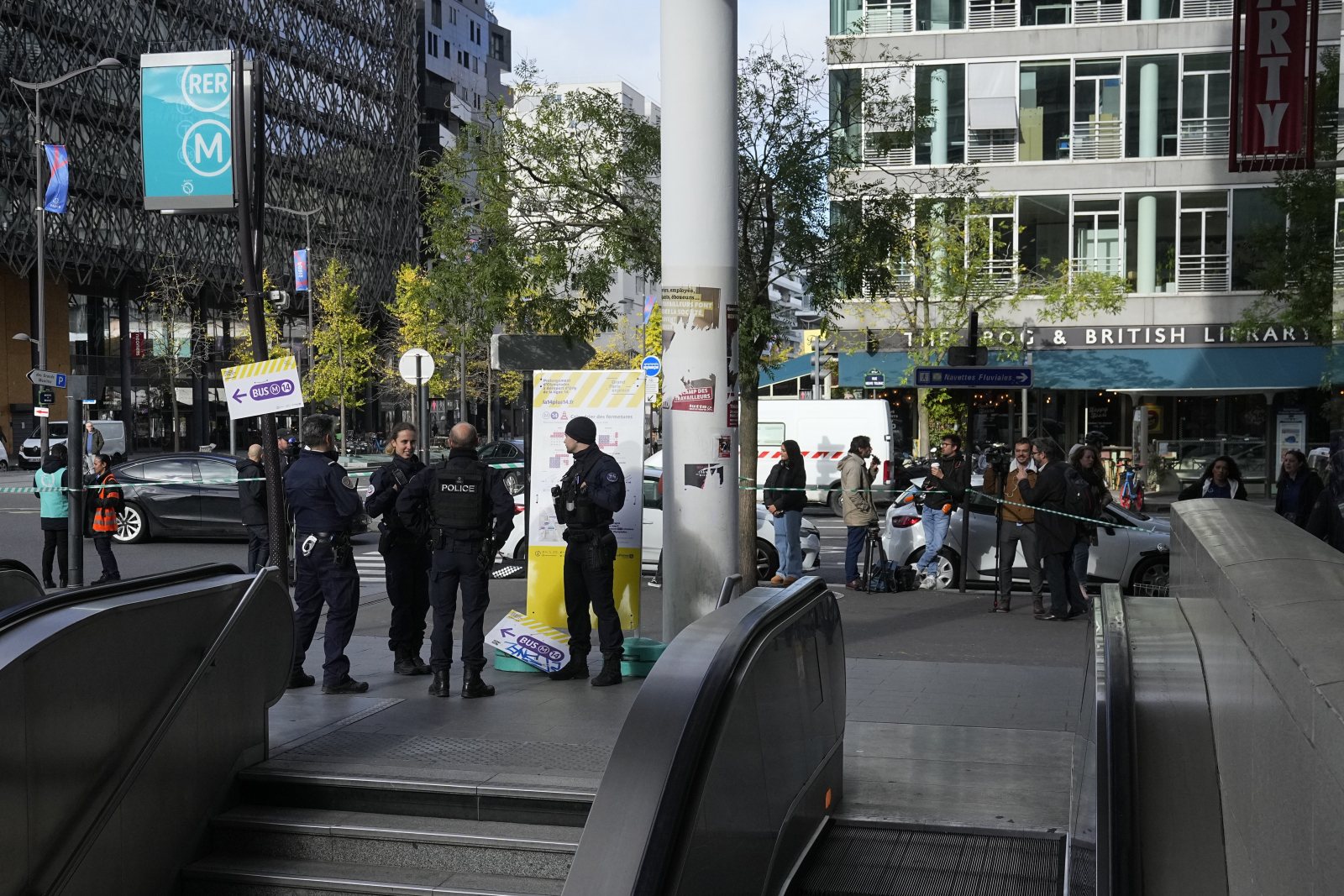 Σχολική βία στη Γαλλία: Καταστολή αντί για πρόληψη – Αιφνιδιαστικοί έλεγχοι σε τσάντες μαθητών Σχολική βία στη Γαλλία: Καταστολή αντί για πρόληψη – Αιφνιδιαστικοί έλεγχοι σε τσάντες μαθητών