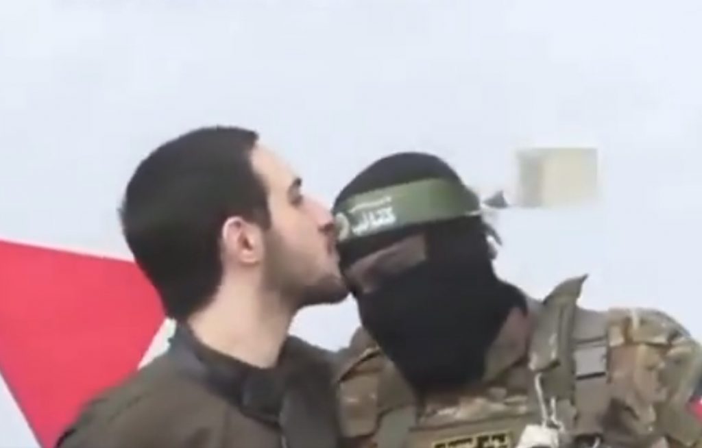 Χαμάς: Απελευθερώθηκαν και οι 6 ισραηλινοί όμηροι – Ένας φίλησε τους μαχητές στο μέτωπο