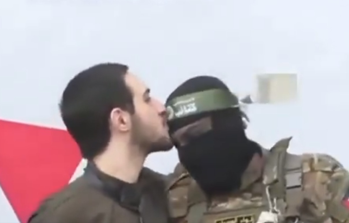 Χαμάς: Απελευθερώθηκαν και οι 6 ισραηλινοί όμηροι – Ένας φίλησε τους μαχητές στο μέτωπο