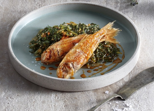 Μπαρμπούνι σαβόρο με κρέμα αγκινάρας και χόρτα τσιγαρέλι