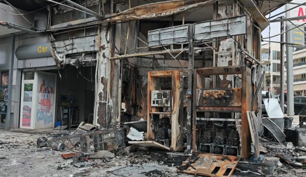 Εμπρησμός σε βενζινάδικο στην Αργυρούπολη – Κινδύνευσε πολυκατοικία, μεγάλες φθορές