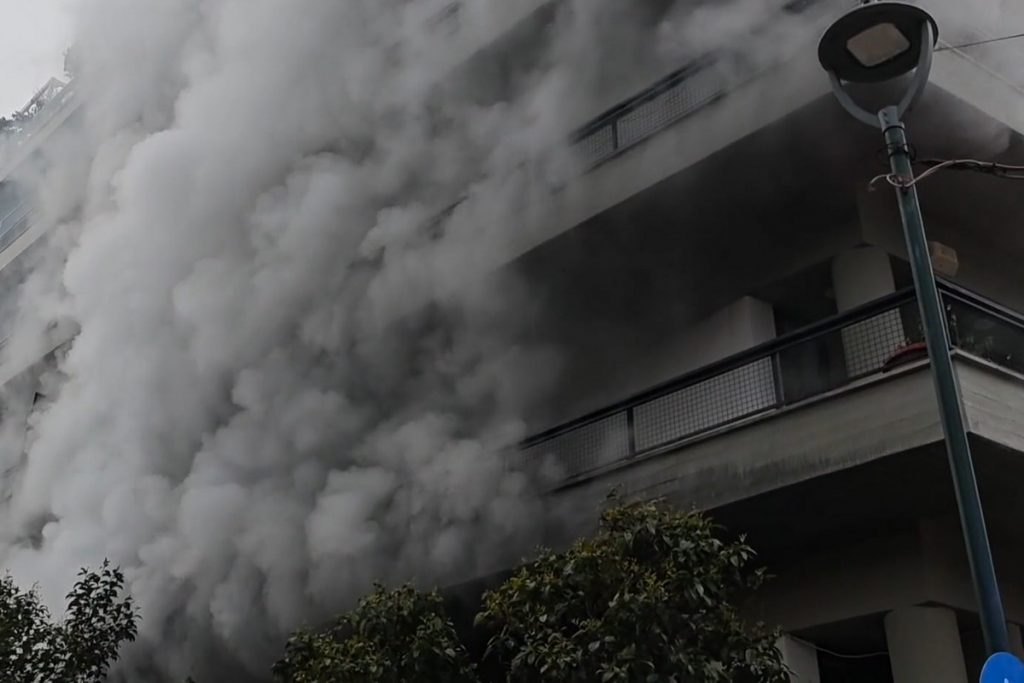 Φωτιά σε διαμέρισμα στο Κολωνάκι – Ισχυρή παρουσία της πυροσβεστικής