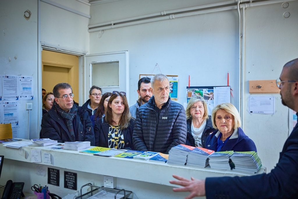 Δήμος Πειραιά: Προσέφερε είδη ρουχισμού και παιχνίδια σε πρόσφυγες στο Άσυλο Σχιστού