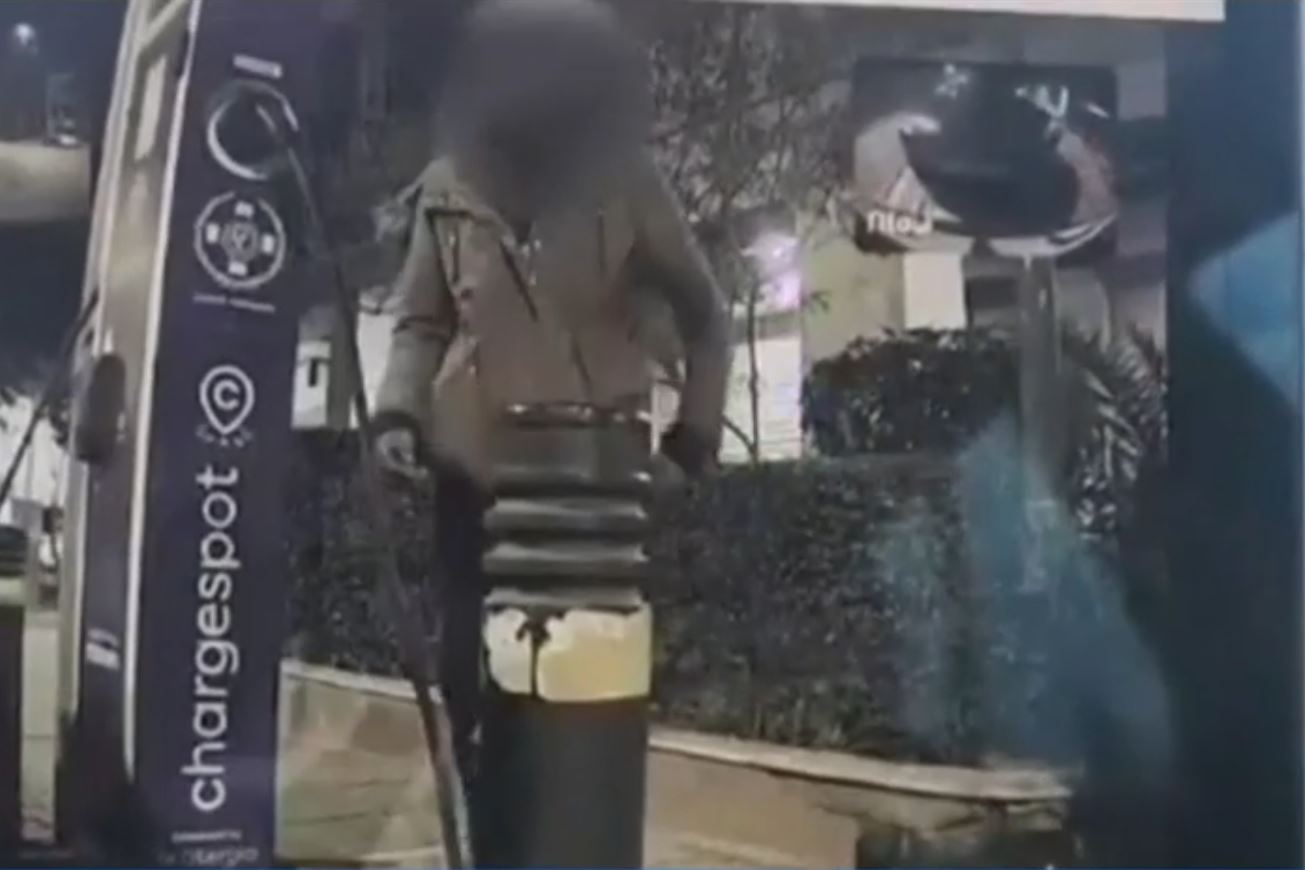 Ηλεκτρικά αυτοκίνητα: Κλέβουν τα καλώδια φόρτισης – Προκαλούν ζημιές (βίντεο)