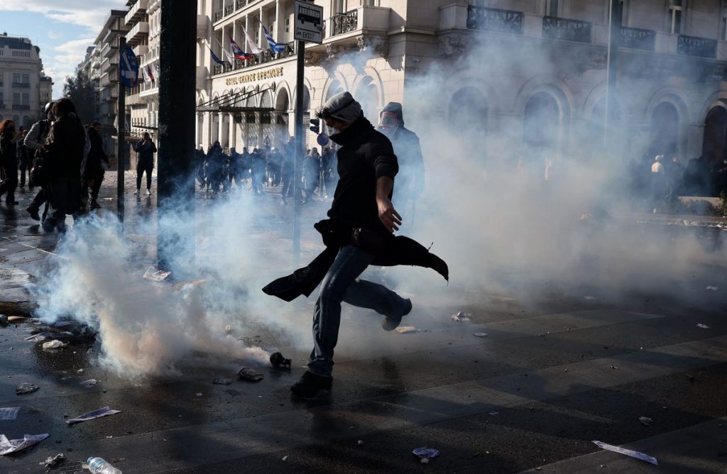 Η πολύωρη «πολιορκία »της Βουλής – Τα επεισόδια στο Σύνταγμα και οι φυγαδεύσεις