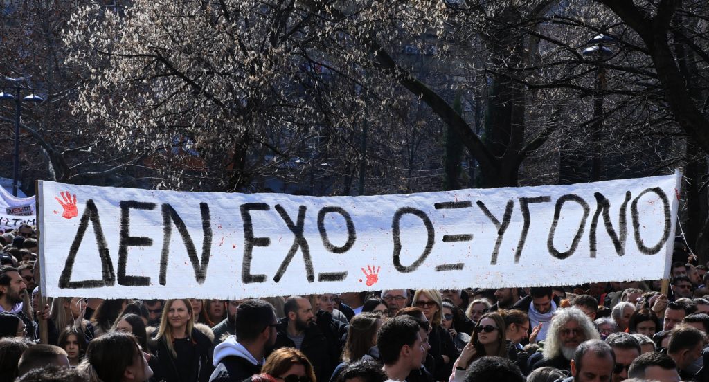 «Δεν έχω οξυγόνο»: Έλληνες σε 124 πόλεις του κόσμου διαδήλωσαν για τα Τέμπη