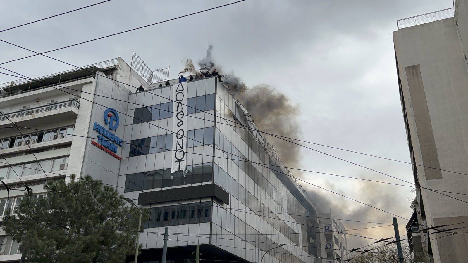 Τέμπη: Επεισόδια έξω από τα γραφεία της Hellenic Train