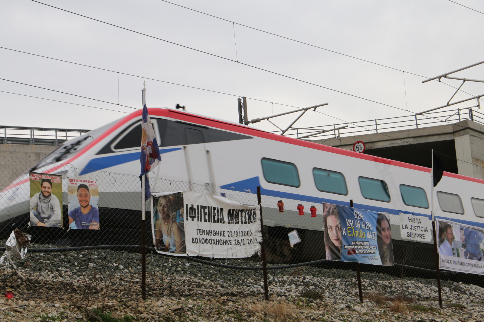 Τέμπη: Οι συγγενείς των θυμάτων στο σημείο «μηδέν» για το τρισάγιο των 2 χρόνων