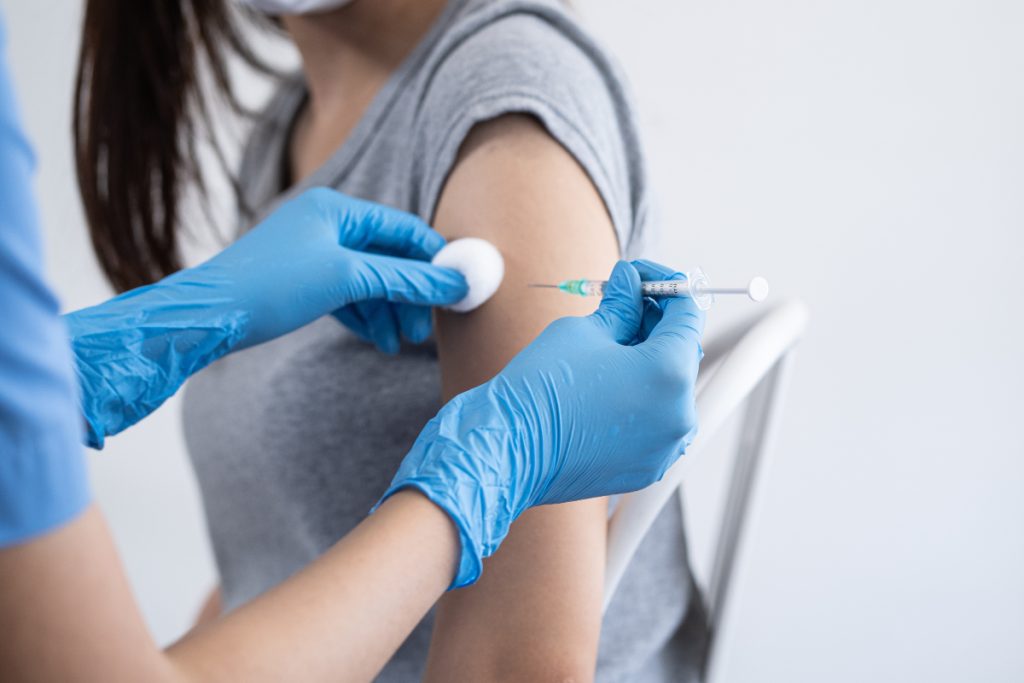 «Καμπανάκι» για τους εμβολιασμούς: Εξαπλώνονται ιλαρά, μηνιγγίτιδα, κίτρινος πυρετός