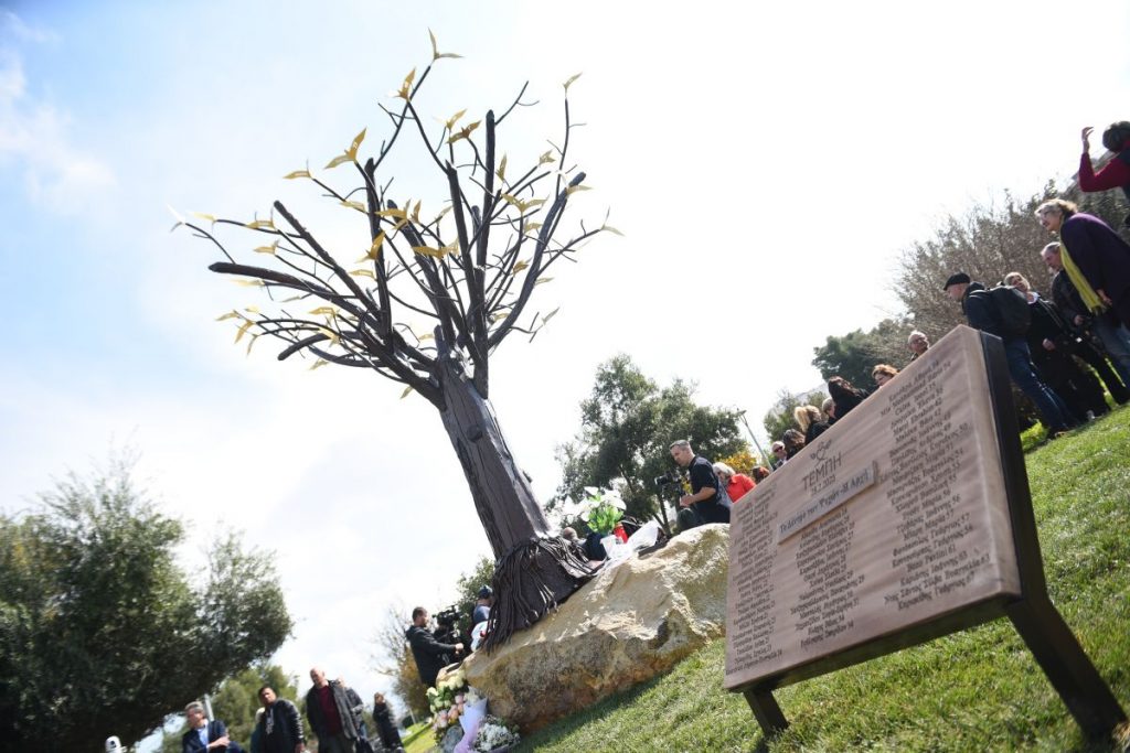 Τέμπη: Έγιναν τα αποκαλυπτήρια του μνημείου για τους νεκρούς (φωτογραφίες)