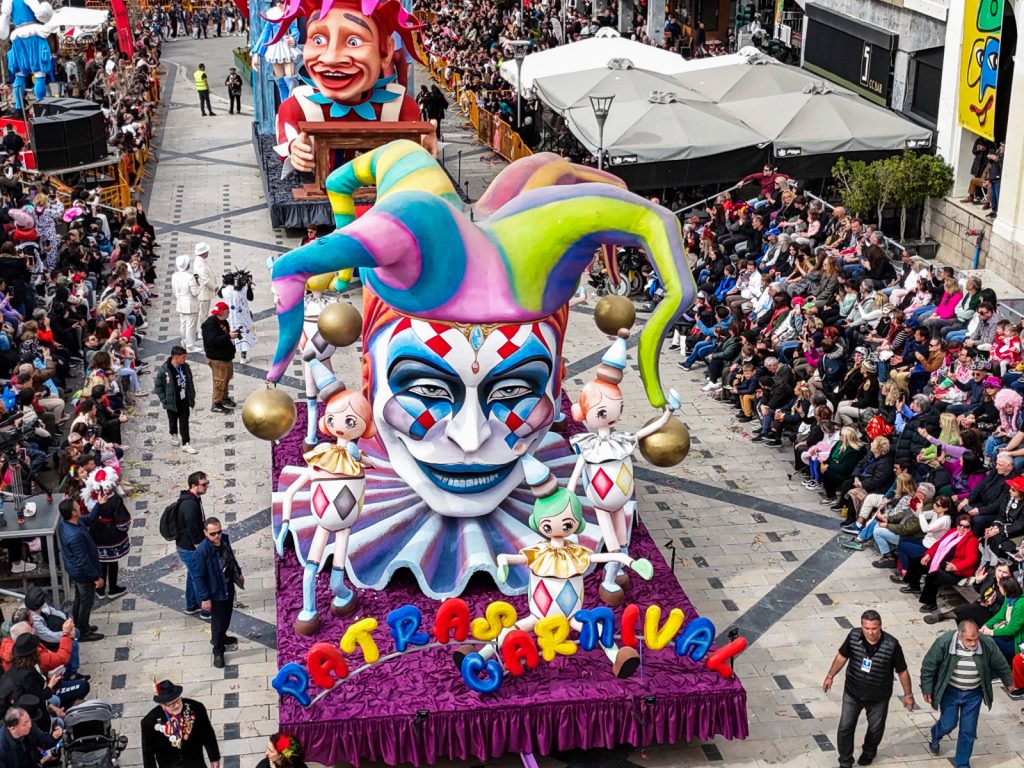 Πάτρα: Πάνω από 55.000 καρναβαλιστές σε μία φαντασμαγορική τελετή λήξης