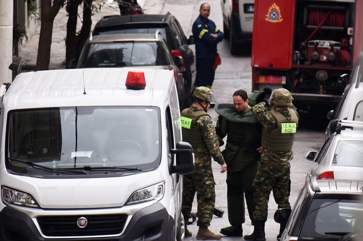 Καμίνια: Από τον στρατό παρελήφθη η χειροβομβίδα που εντοπίστηκε σε πολυκατοικία