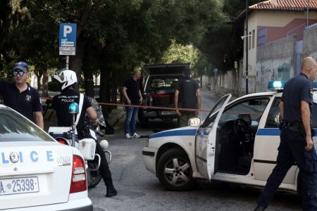 Καμίνια: Βρέθηκε χειροβομβίδα σε πυλωτή πολυκατοικίας