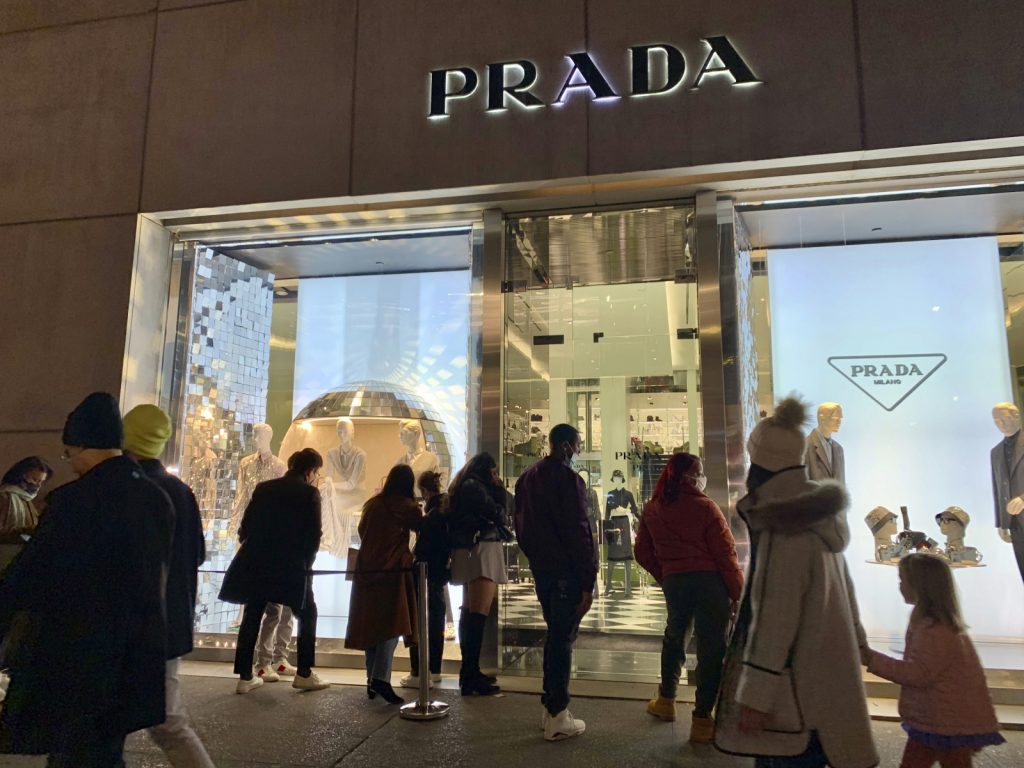 Πόσα δίνει η Prada για εξαγορά της Versace – Προς ιστορικό deal στο χώρο της μόδας