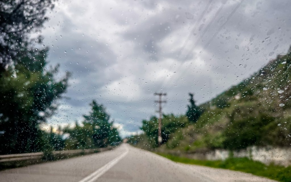 Καιρός: Τοπικές βροχές και ισχυροί άνεμοι προτού έρθει η άνοιξη