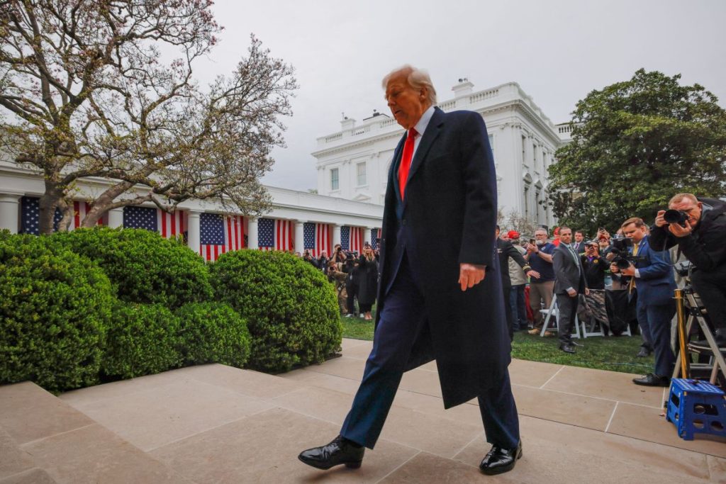 Ντόναλντ Τραμπ: Στην «πισίνα» του Λευκού Οίκου