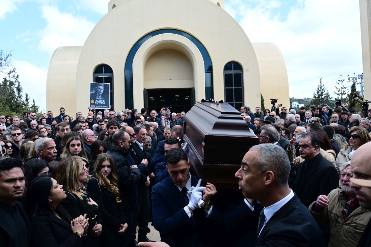 Κηδεία Αλέξη Κούγια: Συντετριμμένα τα παιδιά του και η Εύη Βατίδου