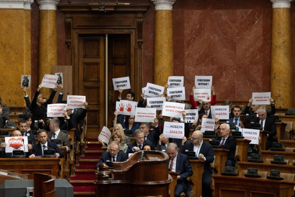 Σερβία: Ένταση στη Βουλή, άναψαν καπνογόνα (βίντεο)