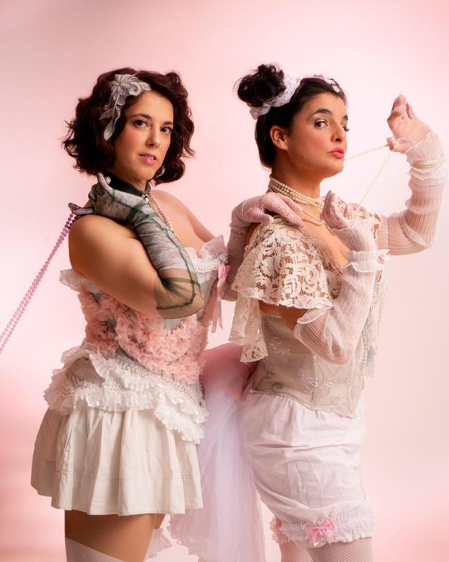 Τα κορίτσια του «Αμπαζούρ» καυτηριάζουν τα γυναικεία στερεότυπα σε ένα ανατρεπτικό καμπαρέ