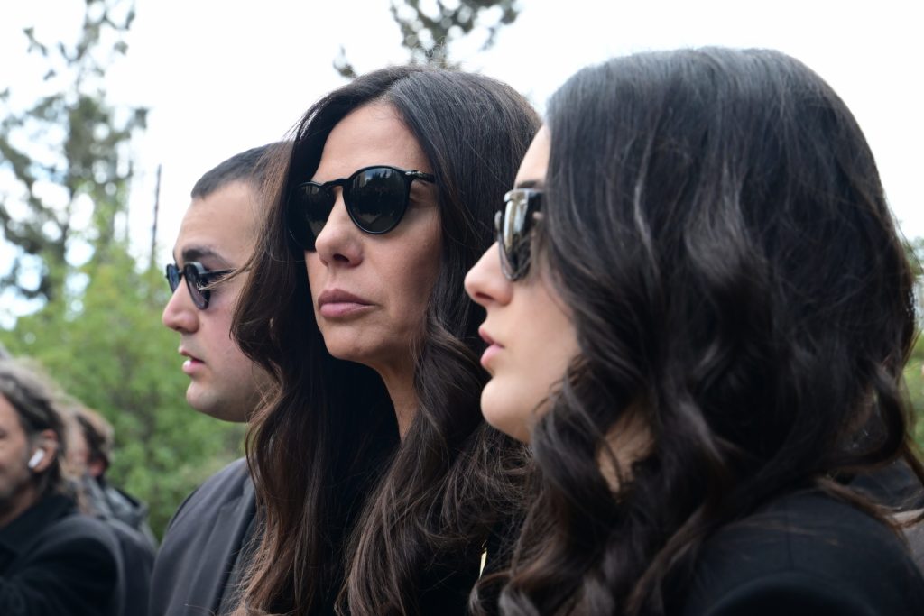 Κηδεία Κούγια – Νέα ανάρτηση της Εύης Βατίδου: Η εικόνα και το μήνυμα – Οι επικήδειοι των παιδιών του