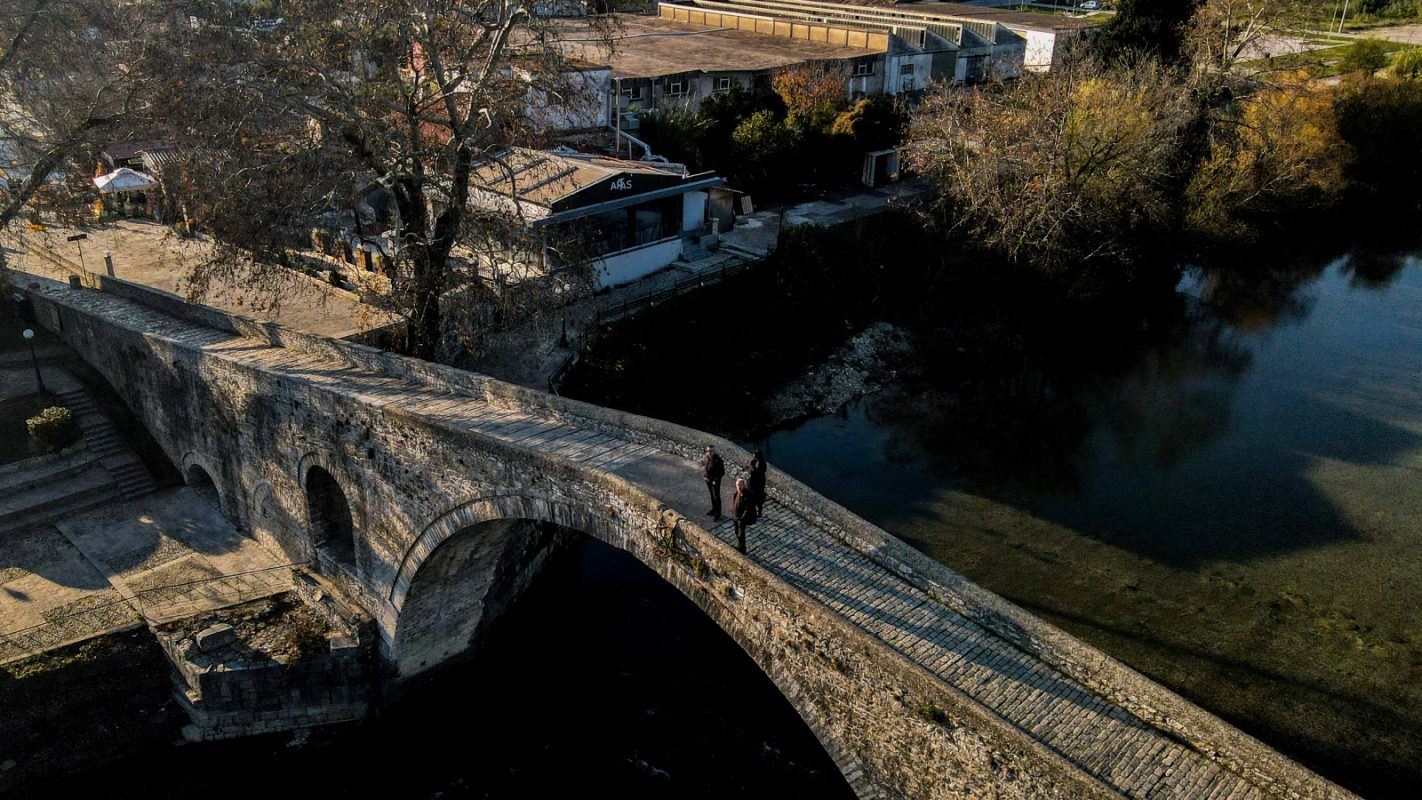 Χάσμα χωρίς… γέφυρα της Αρτας με τους νέους