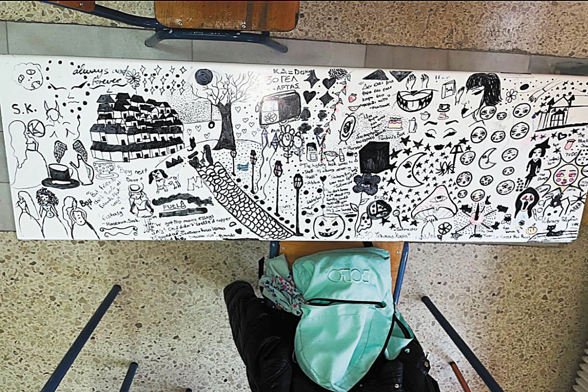 Γιατί γράφουμε πάνω στα θρανία