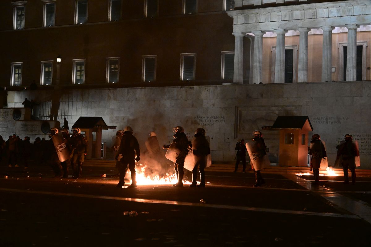 Τέμπη: Επεισόδια στο συλλαλητήριο μπροστά στη Βουλή
