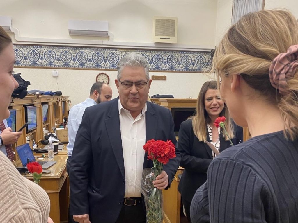 Κόκκινα γαρύφαλλα μοίρασε ο Κουτσούμπας στις κοινοβουλευτικές συντάκτριες