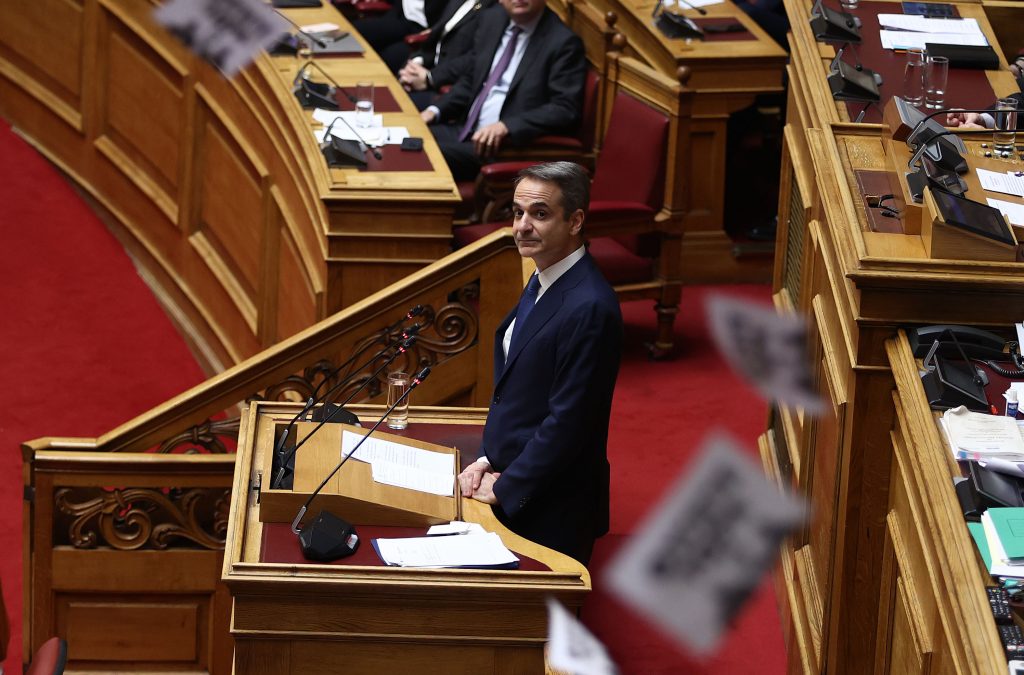 Βουλή: Πέταξαν τρικάκια από τα θεωρεία πριν την ομιλία Μητσοτάκη