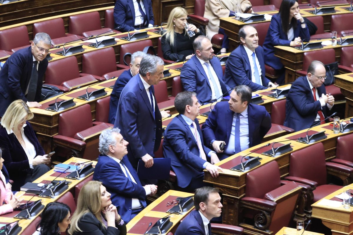 Τα γαλάζια πηγαδάκια μετά την ομιλία του Αντώνη Σαμαρά