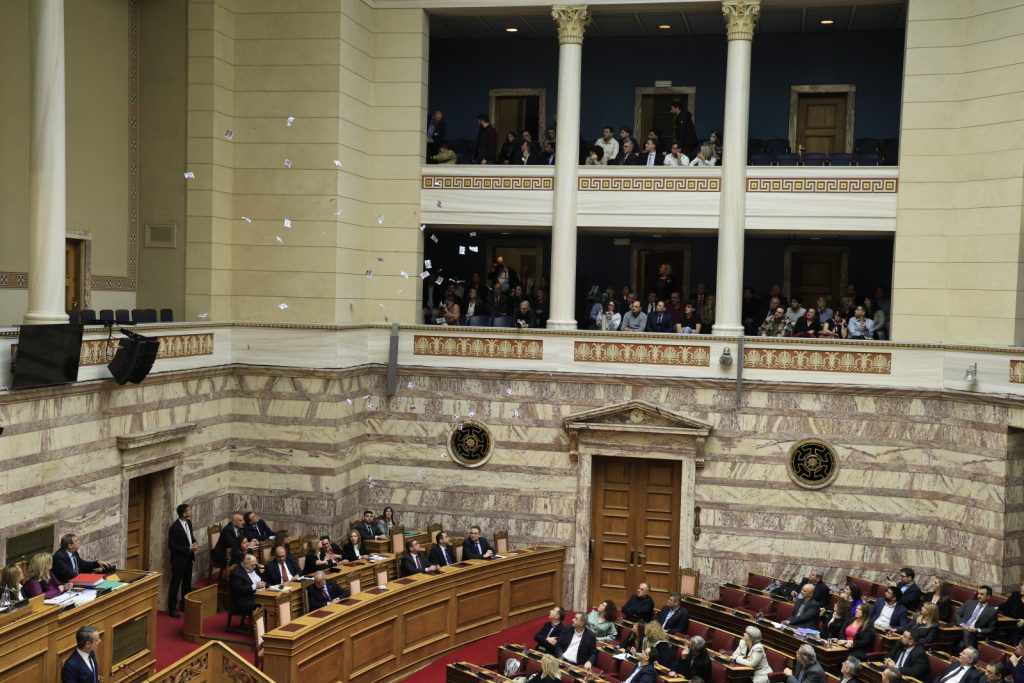 Βουλή: Πέταξαν τρικάκια από τα θεωρεία πριν την ομιλία Μητσοτάκη Βουλή: Πέταξαν τρικάκια από τα θεωρεία πριν την ομιλία Μητσοτάκη