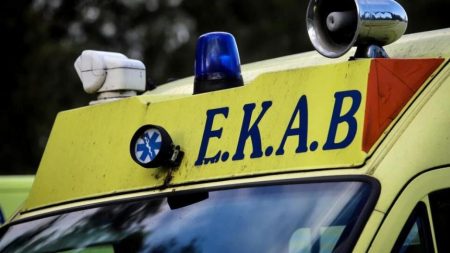 Τροχαίο: Ασθενοφόρο καρφώθηκε σε κολώνα – Τέσσερις τραυματίες στο Νοσοκομείο