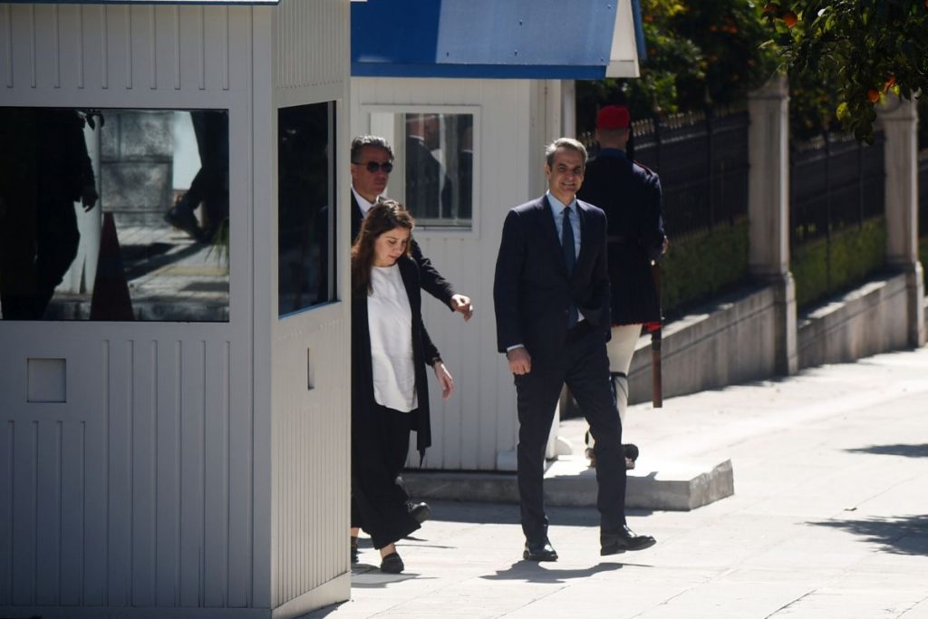 Κατώτατος μισθός: Πρεμιέρα σήμερα – Στο υπουργείο Εργασίας ο Μητσοτάκης