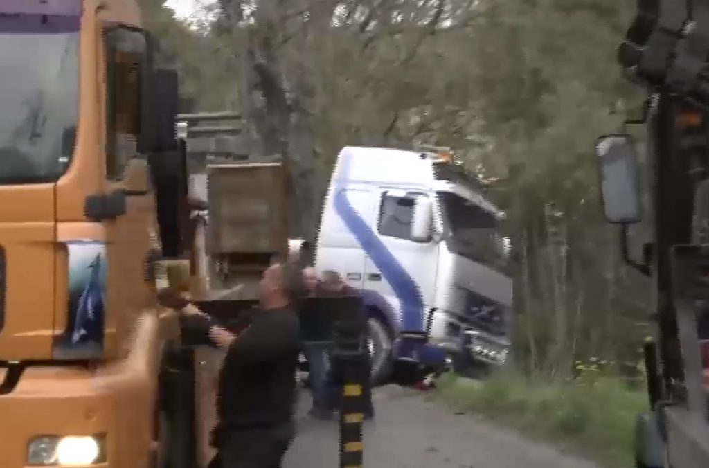 Φορτηγό πήγε να πέσει σε ρέμα στην Τατοΐου – Γερανοί το συγκρατούν