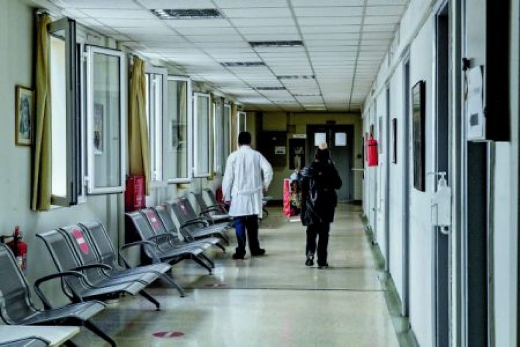 Τύρναβος: Επεισόδια στο κέντρο υγείας – Επιτέθηκαν σε γιατρούς & αστυνομικούς