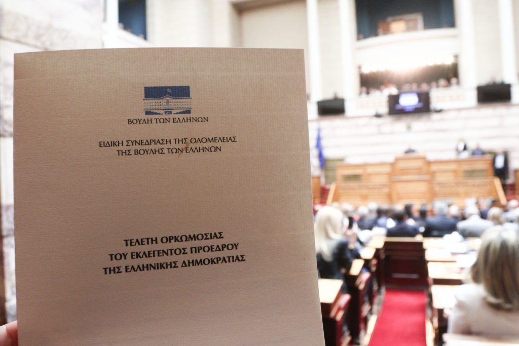 Το παρασκήνιο της ορκωμοσίας Τασούλα: Τα πηγαδάκια, η υπόκλιση και η… ευχή Ιερώνυμου Το παρασκήνιο της ορκωμοσίας Τασούλα: Τα πηγαδάκια, η υπόκλιση και η… ευχή Ιερώνυμου