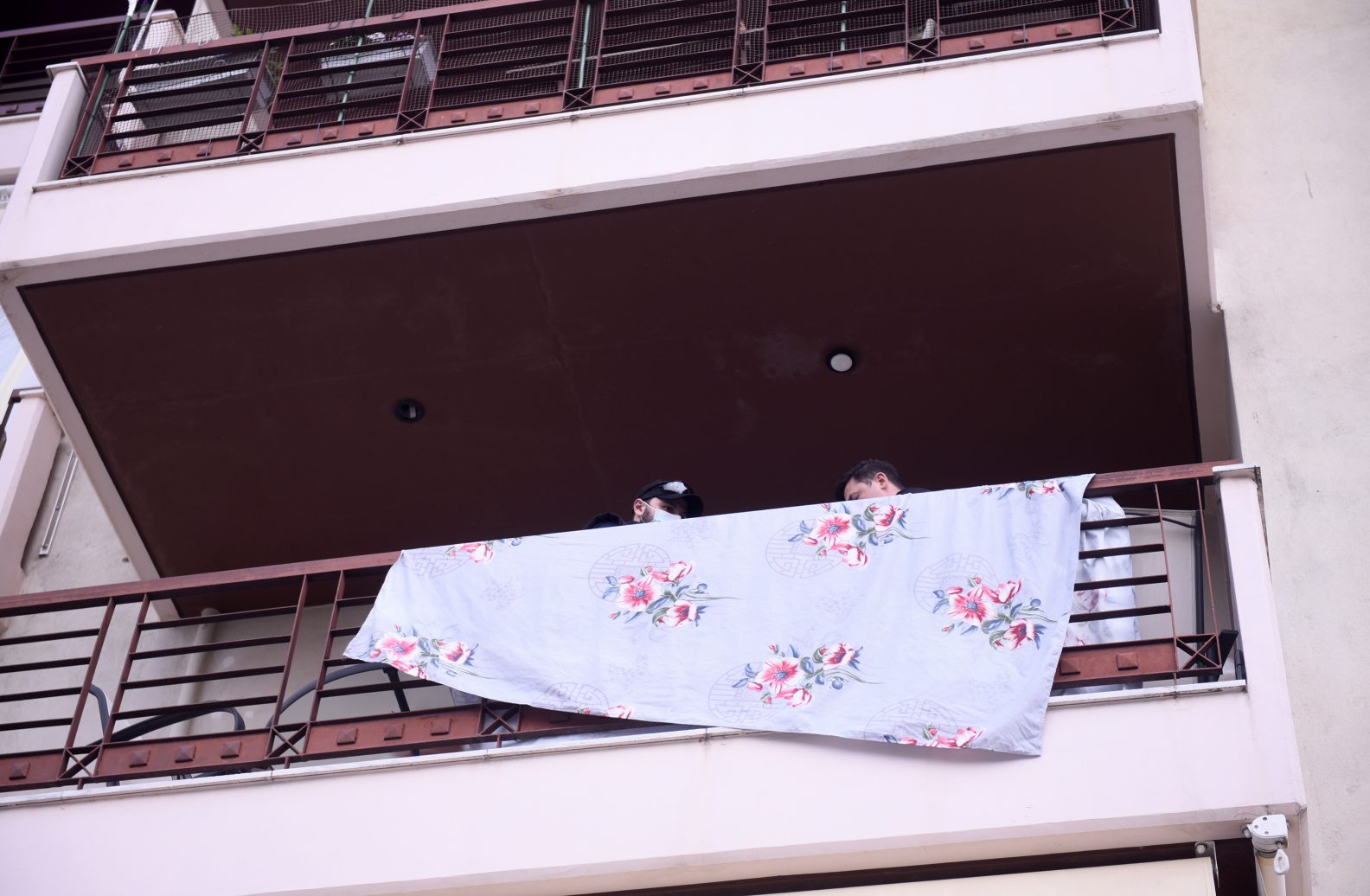 Γυναικοκτονία – Θεσσαλονίκη: Ψάχνουν το κίνητρο, «κλειδί» τα κινητά – «Την τράβηξε να την αποτελειώσει»