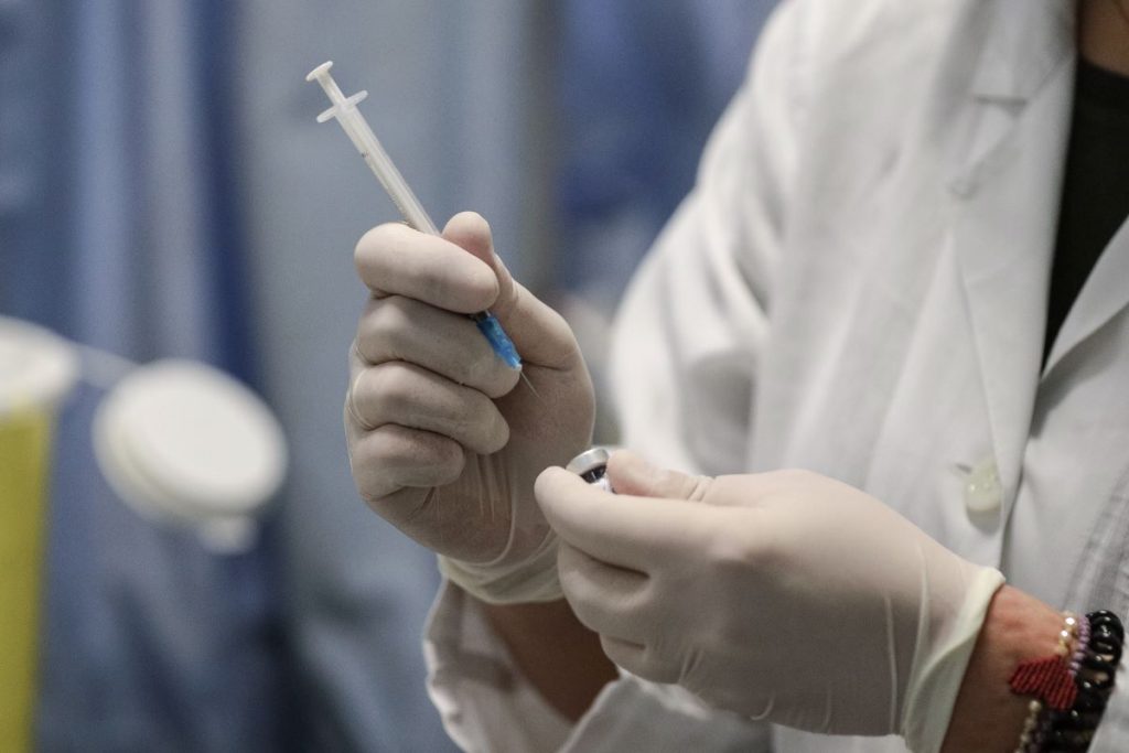 Γιατί κλονίστηκε η εμπιστοσύνη των Ελλήνων στα εμβόλια; Η άγνοια του 30% και ο φόβος