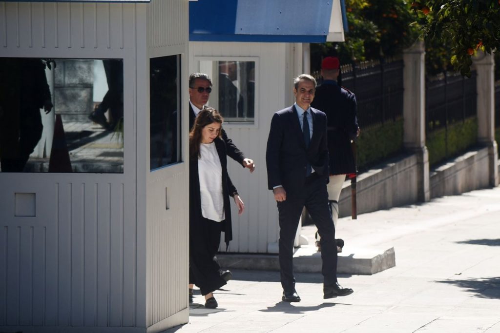 Μητσοτάκης: Αναζητά δημοσκοπικό οξυγόνο σε ελεύθερους επαγγελματίες – νέους