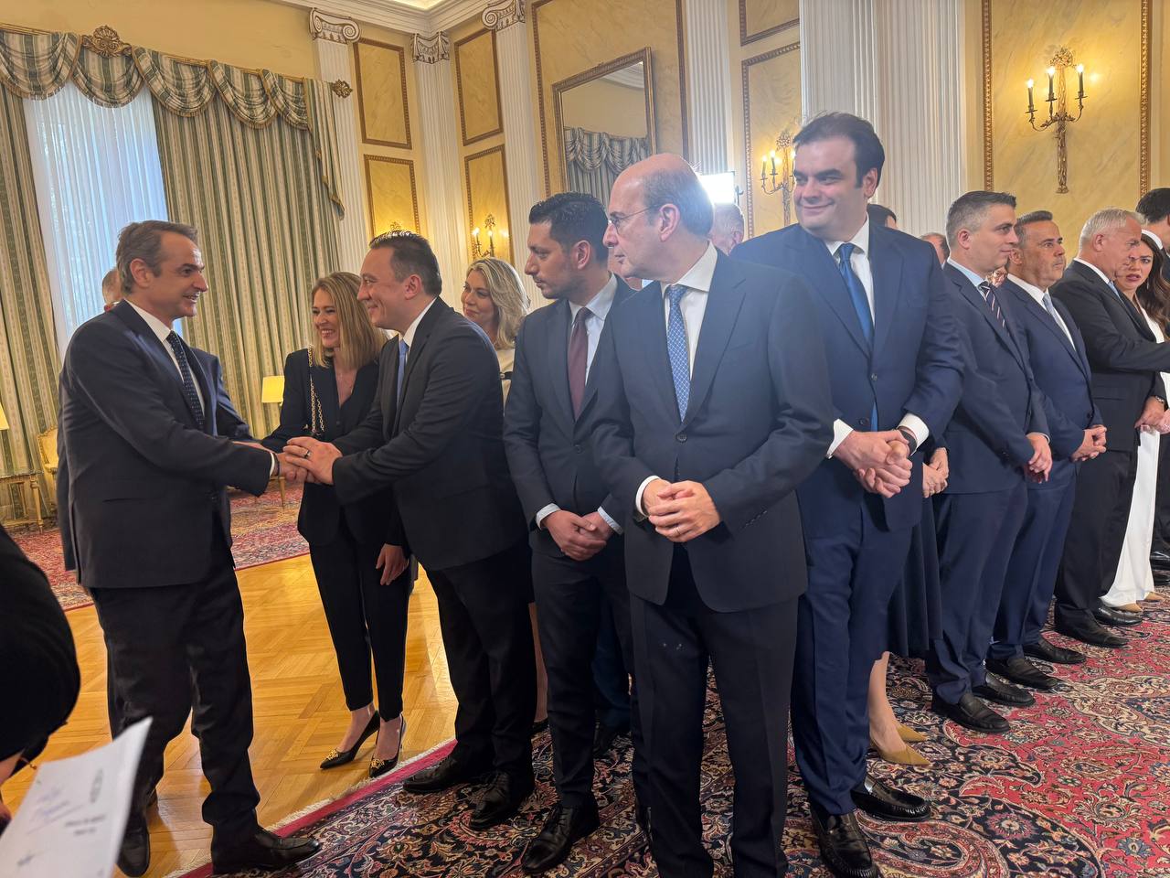 Το παρασκήνιο της ορκωμοσίας: Τα πηγαδάκια, η μεγάλη αγκαλιά Χατζηδάκη και ένα σύνθημα Το παρασκήνιο της ορκωμοσίας: Τα πηγαδάκια, η μεγάλη αγκαλιά Χατζηδάκη και ένα σύνθημα