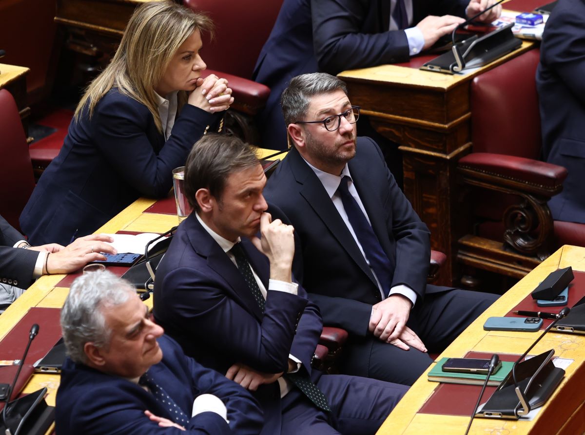 ΠαΣοΚ: «Συμπίεση» με δύο μέτωπα και δύο τάσεις ΠαΣοΚ: «Συμπίεση» με δύο μέτωπα και δύο τάσεις