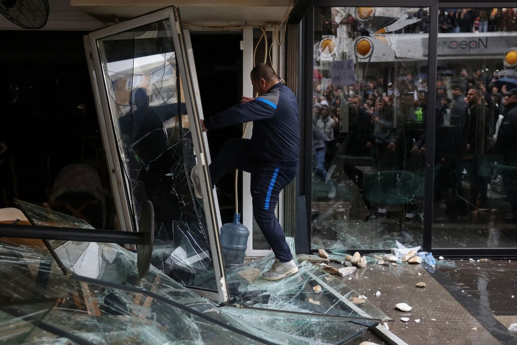 Βόρεια Μακεδονία: Επεισόδια στις συγκεντρώσεις – Παραιτήθηκε ο δήμαρχος του Κότσανι