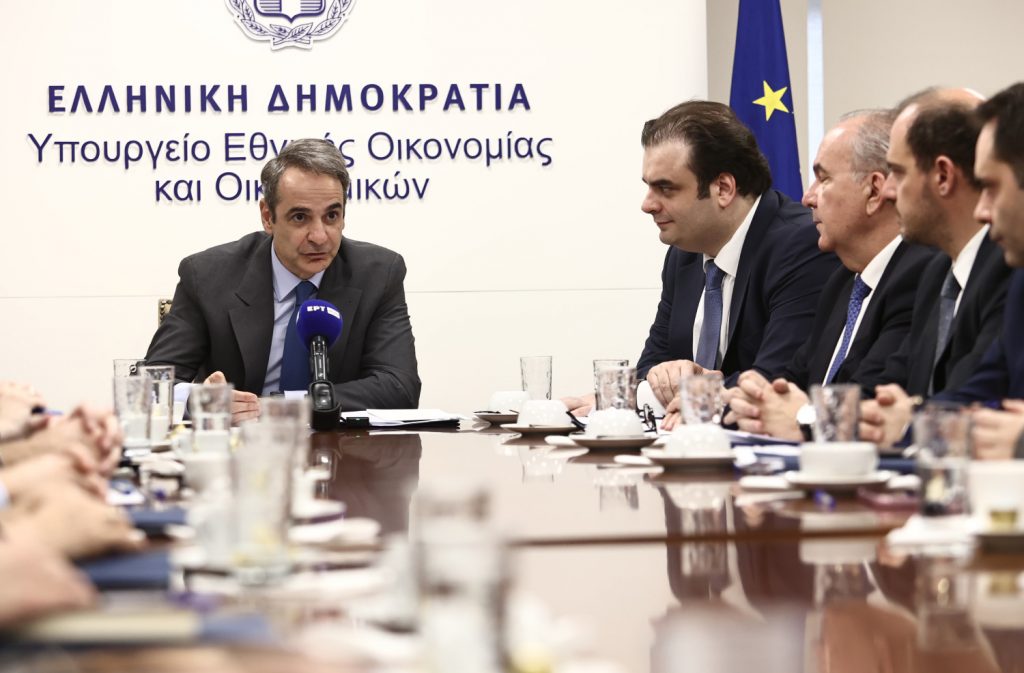 Με μειώσεις φόρων και ενίσχυση δημοσίων επενδύσεων ο Μητσοτάκης στο ΥΠΟΙΚ