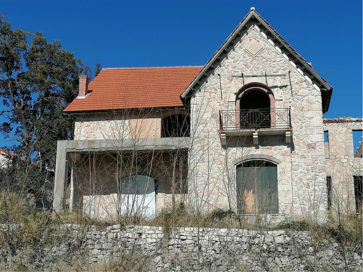 ΥΠΠΟ: Αποκαθίστανται το Υπασπιστήριο και το συγκρότημα του Χοιροστασίου, στο Τατόι