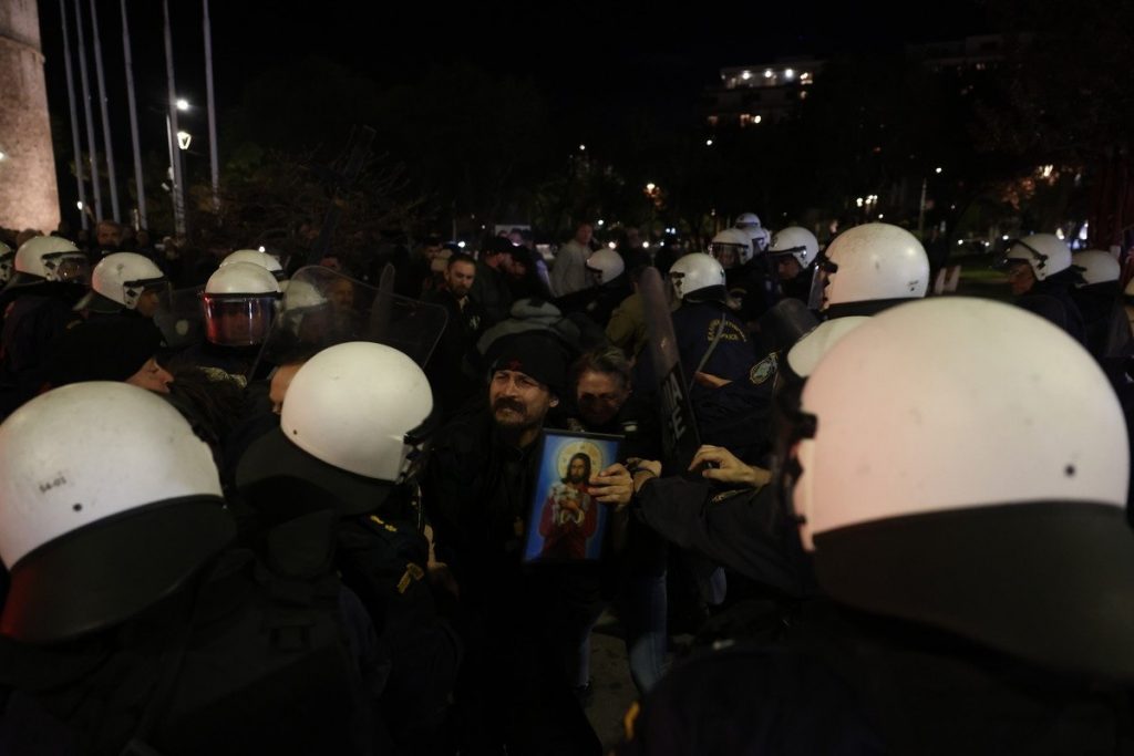 Θεσσαλονίκη: Επεισόδια με εικόνες και σταυρούς έξω από θέατρο – 4 προσαγωγές