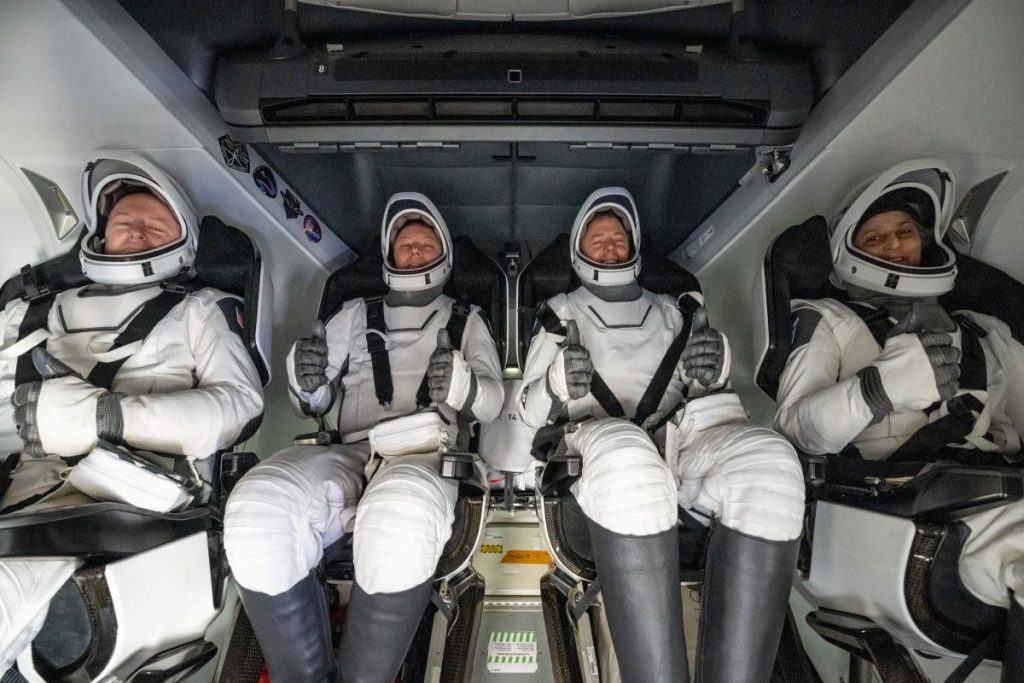 Επέστρεψαν οι αστροναύτες – Η στιγμή που πάτησαν στη γη (εικόνες)