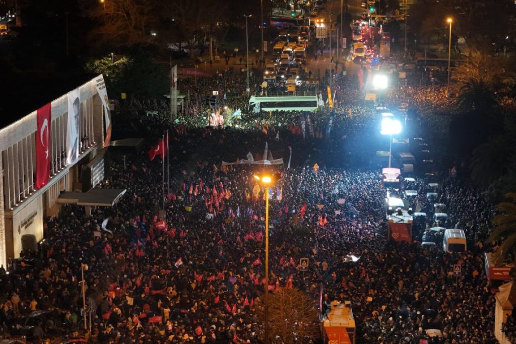 Ιμάμογλου: Συγκεντρώσεις διαμαρτυρίας κατά της σύλληψής του – Μαζικές αντιδράσεις