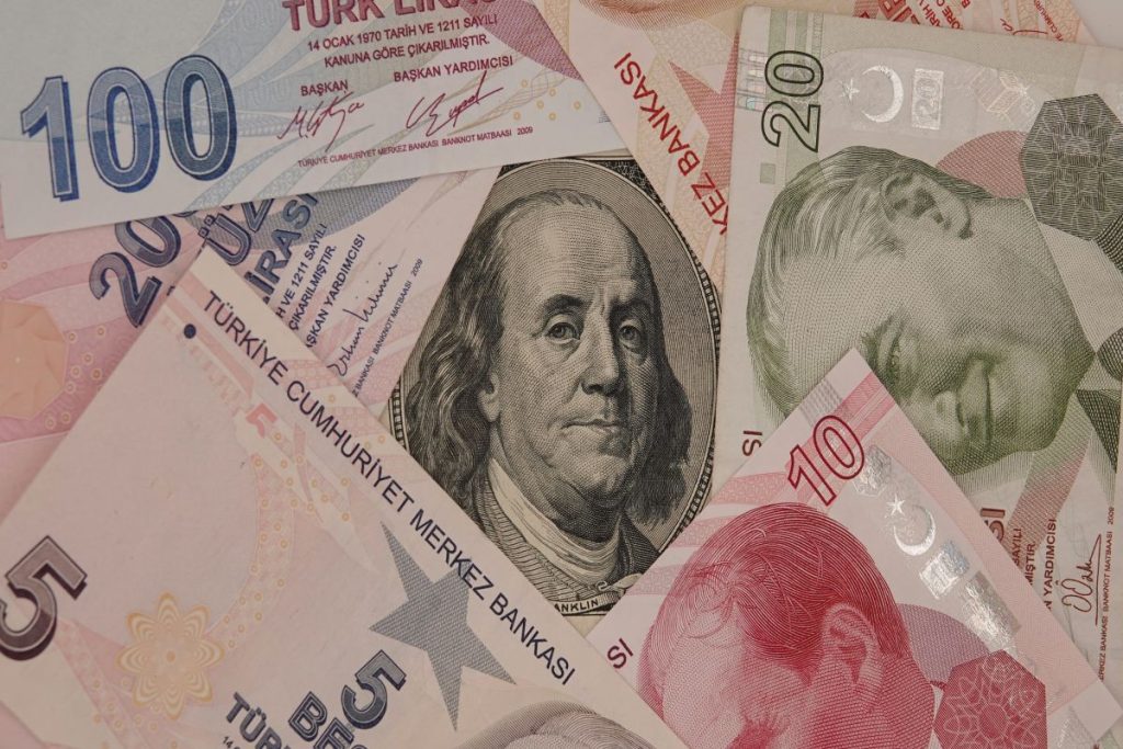 Εκρέμ Ιμάμογλου: Βουτιά στη λίρα μετά τη σύλληψη